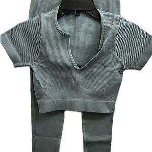 Ladies twin set in moss green crop top & leggings